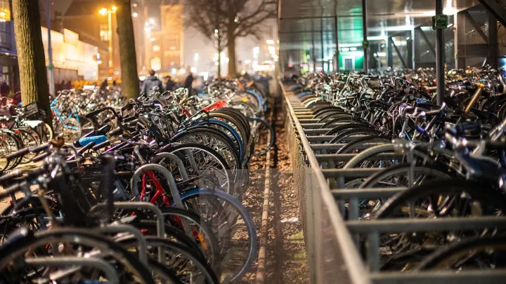 Spolupráca spoločenstva - obrázok bicyklov mnohých ľudí zaparkovaných vedľa seba