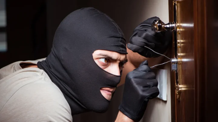 bezpečnostné označenie - zlodej vylomí dvere na obrázku