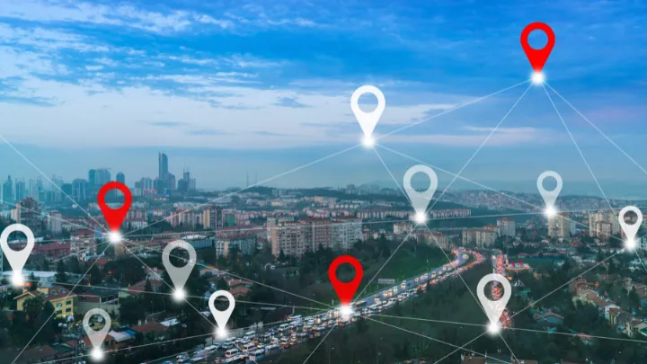 GPS lokátor - ilustrácia, ako sa mesto pripája pomocou GPS